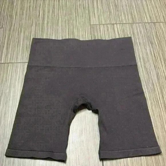 Women's Black Ribbed Knit Mid-Rise Athleisure Comfort Pull On Bike Shorts - Picture 6 of 6